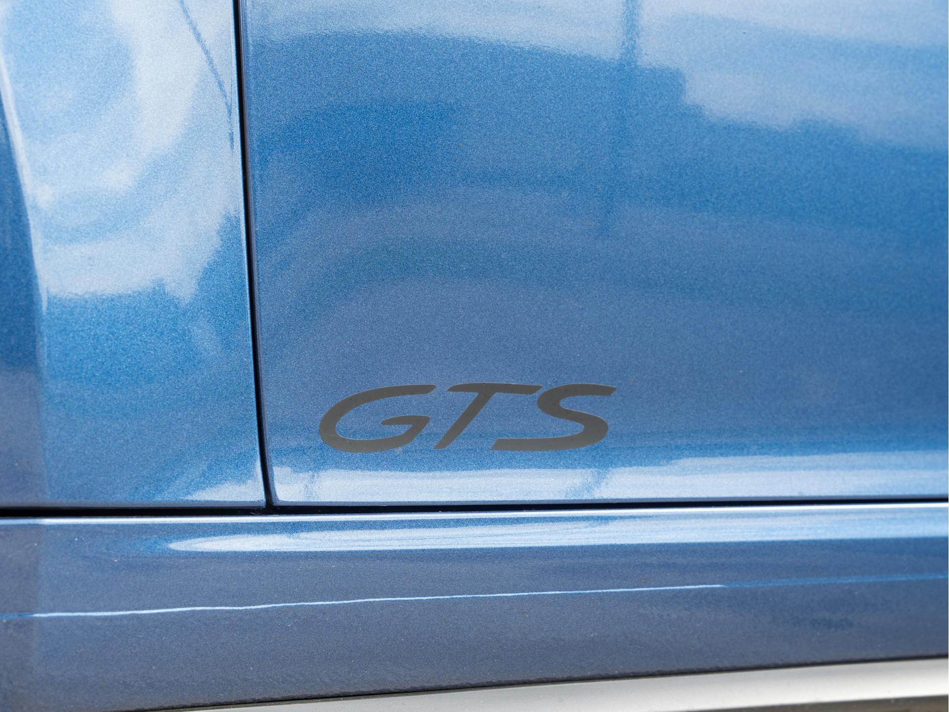 Porsche 911 Cabrio 3.0 Carrera 4 GTS | Blue Metallic Wrap | Bose | Adaptieve Sport-Stoelen